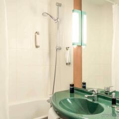 Отель ibis Paris Porte De Bercy Франция, Шарантон-ле-Пон - 1 отзыв об отеле, цены и фото номеров - забронировать отель ibis Paris Porte De Bercy онлайн ванная