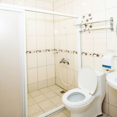 Omarthai Hotel - Hostel Бангкок ванная