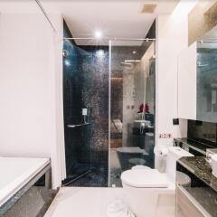 Отель Vertical Suite Бангкок ванная