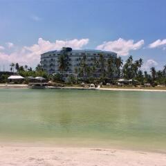 Отель Best Western Sand Bar Resort пляж