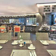 Отель Park Plaza Bangkok Soi 18 гостиничный бар