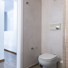 Отель UPSTREET Adorable 2BD Apt near Kallimarmaro Stadium Греция, Афины - отзывы, цены и фото номеров - забронировать отель UPSTREET Adorable 2BD Apt near Kallimarmaro Stadium онлайн ванная