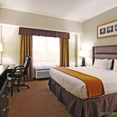 Отель Holiday Inn Express Hotel & Suites Ottawa Airport, an IHG Hotel Канада, Оттава - отзывы, цены и фото номеров - забронировать отель Holiday Inn Express Hotel & Suites Ottawa Airport, an IHG Hotel онлайн комната для гостей фото 2