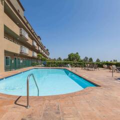 Отель Travelodge by Wyndham Sylmar CA США, Лос-Анджелес - отзывы, цены и фото номеров - забронировать отель Travelodge by Wyndham Sylmar CA онлайн бассейн