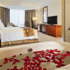 Отель Crowne Plaza West Hanoi ванная фото 2