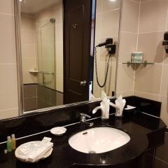 Отель Bayview Hotel Georgetown Penang Малайзия, Пенанг - отзывы, цены и фото номеров - забронировать отель Bayview Hotel Georgetown Penang онлайн ванная фото 2