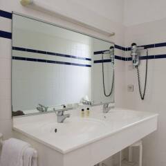 Отель Hôtel Résidence Vacances Bleues Orhoitza Франция, Хендее - отзывы, цены и фото номеров - забронировать отель Hôtel Résidence Vacances Bleues Orhoitza онлайн ванная фото 2