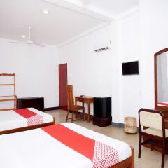 OYO 246 Roy Villa Beach Hotel Галле фото 10
