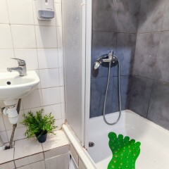 Отель Pogo Hostel Литва, Вильнюс - 14 отзывов об отеле, цены и фото номеров - забронировать отель Pogo Hostel онлайн ванная фото 2