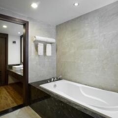 Authentic Hanoi Boutique Hotel 4* Люкс с различными типами кроватей фото 13