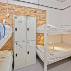 Отель Hola Hostal Collblanc сейф в номере