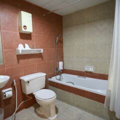 Отель Travel Lodge Suriwongse - Adult Only Бангкок ванная