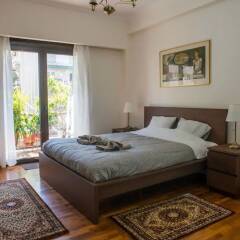 Отель Classy and Chic 2 bedroom apartment Греция, Афины - отзывы, цены и фото номеров - забронировать отель Classy and Chic 2 bedroom apartment онлайн комната для гостей фото 2