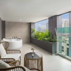 Отель Mercure Bangkok Sukhumvit 11 Таиланд, Бангкок - 1 отзыв об отеле, цены и фото номеров - забронировать отель Mercure Bangkok Sukhumvit 11 онлайн балкон