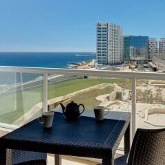 Отель Modern 2 Bedroom Seaview Apartment Мальта, Слима - отзывы, цены и фото номеров - забронировать отель Modern 2 Bedroom Seaview Apartment онлайн балкон