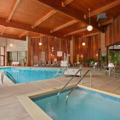 Отель Crowne Plaza Columbus North- Worthington США, Колумбус - отзывы, цены и фото номеров - забронировать отель Crowne Plaza Columbus North- Worthington онлайн бассейн