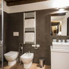 Отель Myplace - Piazze di Padova Duplex Apartment Via dei Da Carrara Италия, Падуя - отзывы, цены и фото номеров - забронировать отель Myplace - Piazze di Padova Duplex Apartment Via dei Da Carrara онлайн ванная фото 2