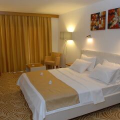 Hotel Egge Чешме сейф в номере