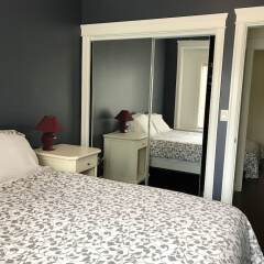 Отель Upper Deer Lake Family Duplex Suite Канада, Бурнаби - отзывы, цены и фото номеров - забронировать отель Upper Deer Lake Family Duplex Suite онлайн комната для гостей фото 5