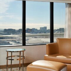Отель Hilton Los Angeles Airport США, Лос-Анджелес - 10 отзывов об отеле, цены и фото номеров - забронировать отель Hilton Los Angeles Airport онлайн балкон