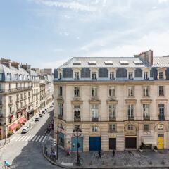 Отель Luxury 2 Bedroom With AC - Louvre & Champs Elysees Париж балкон