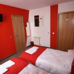 Отель Hostal Abril сейф в номере