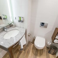Гостиница Hampton by Hilton Brest Беларусь, Брест - 4 отзыва об отеле, цены и фото номеров - забронировать гостиницу Hampton by Hilton Brest онлайн ванная