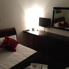 Отель Hendham House сейф в номере
