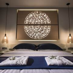 Отель LAVRIS City Suites сейф в номере