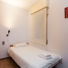 Отель Spacious & Quiet 4 Bedroom Apartment Испания, Барселона - отзывы, цены и фото номеров - забронировать отель Spacious & Quiet 4 Bedroom Apartment онлайн комната для гостей фото 3