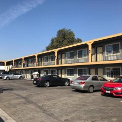 Отель American Inn & Suites LAX Airport парковка