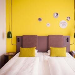 Отель Vienna House Easy Berlin сейф в номере