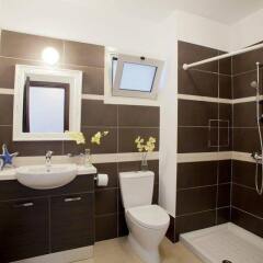 Отель Trident Beach Front Suite Кипр, Протарас - отзывы, цены и фото номеров - забронировать отель Trident Beach Front Suite онлайн ванная фото 2