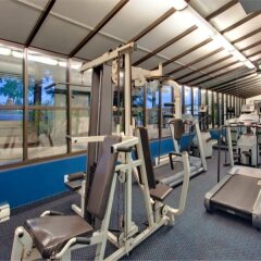 Отель Holiday Inn Calgary-Airport Канада, Калгари - отзывы, цены и фото номеров - забронировать отель Holiday Inn Calgary-Airport онлайн фитнесс-зал фото 3