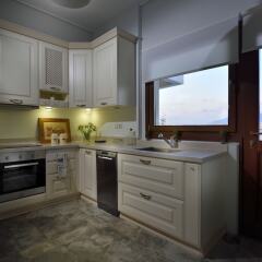 Отель Karyatis Luxury Maisonette by K&K Афины в номере