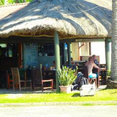 Отель Travellers Beach Resort гостиничный бар