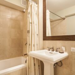 Отель onefinestay - Murray Hill private homes ванная фото 2