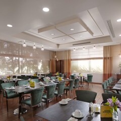 Отель Holiday Inn Attica Av. Airport West Спата питание фото 3