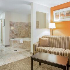 Отель Comfort Suites Atlanta Airport комната для гостей фото 3