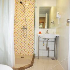 Отель Home Inn (Shanghai Pudong International Airport Free Trade Zone) Китай, Шанхай - отзывы, цены и фото номеров - забронировать отель Home Inn (Shanghai Pudong International Airport Free Trade Zone) онлайн ванная фото 2