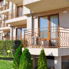 Апартаменты La Playa Apartments балкон