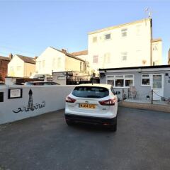 Апартаменты Bridle Lodge Apartments парковка