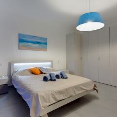 Отель Stunning Seafront Lux Apt, Fort Cambridge wt Pool Мальта, Слима - отзывы, цены и фото номеров - забронировать отель Stunning Seafront Lux Apt, Fort Cambridge wt Pool онлайн комната для гостей фото 2