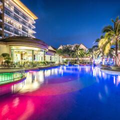 Отель The Beach Heights Resort бассейн