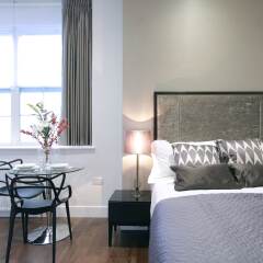 Апартаменты Valet Apartments Golden Square комната для гостей фото 4