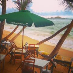 Mamas Coral Beach Hotel & Restaurant пляж