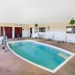 Отель Comfort Suites Plainview бассейн