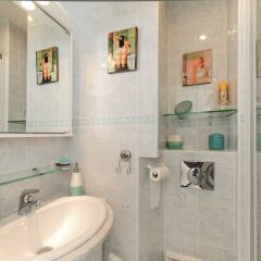 Отель Appartement Flora - 5 Stars Holiday House ванная