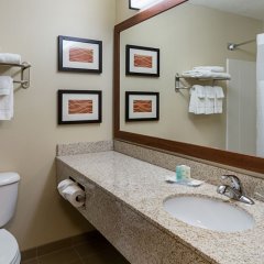 Comfort Inn Barboursville near Huntington Mall area in Barboursville, United States of America from 124$, photos, reviews - zenhotels.com bathroom photo 2