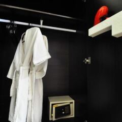 Отель Red Duck Guesthouse сейф в номере
